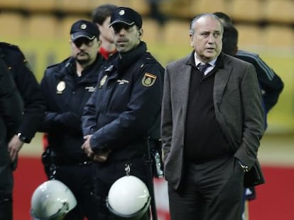 Fernando Roig, rodeado de policías tras el lanzamiento del bote de gas en El Madrigal.