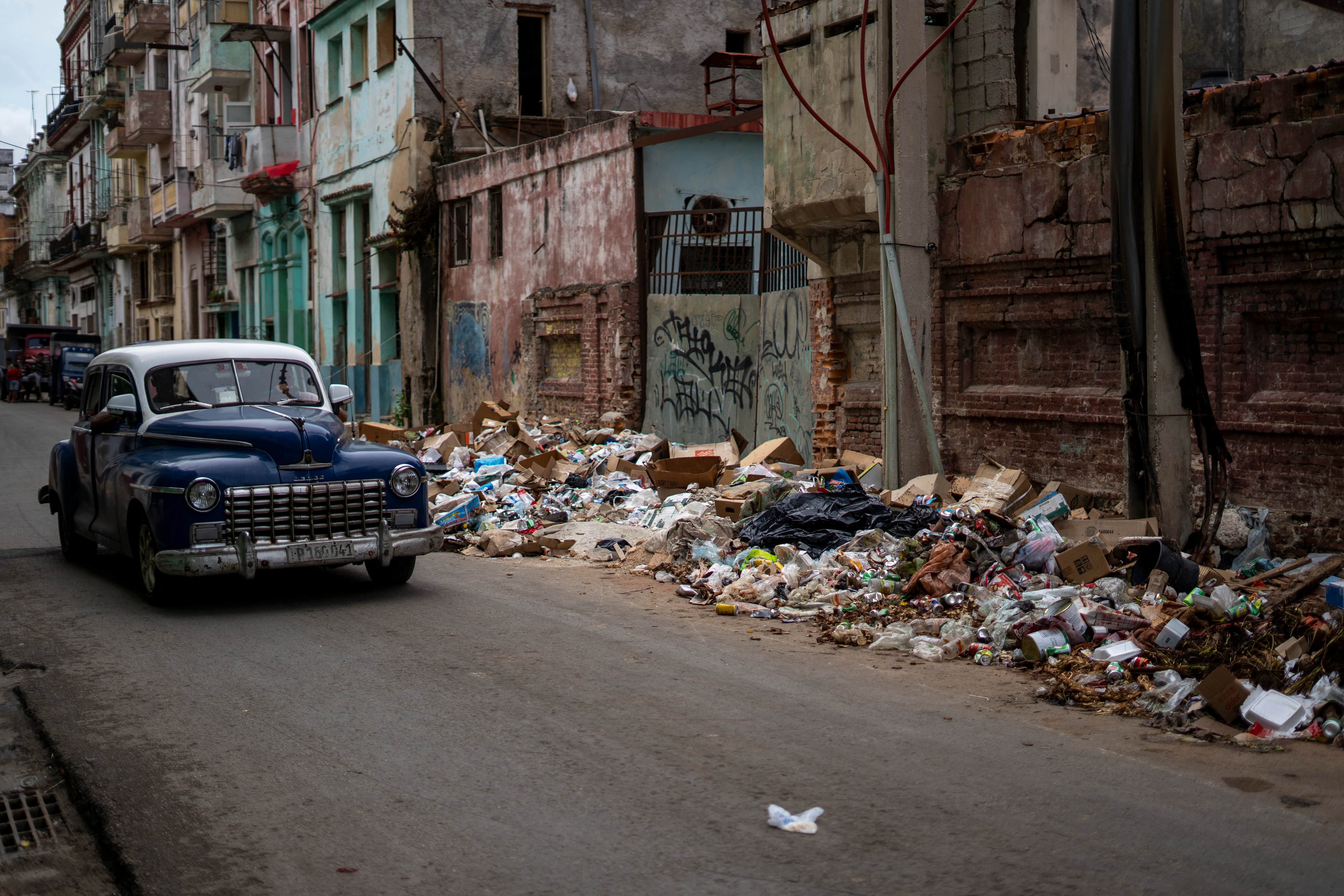 Pilas de basura acumlada en La Habana Vieja, Cuba, el 17 de marzo de 2026.