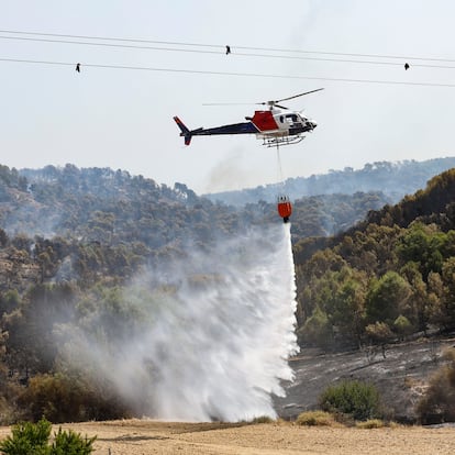 CARCASTILLO (NAVARRA), 11/08/2025.- Un helicóptero vierte agua en el incendio que desde el sábado a la noche se mantiene activo en un paraje forestal de la localidad navarra de Carcastillo, que sigue sin estar perimetrado, una tarea que se ve dificultada por las extremas temperaturas, bajo nivel de humedad y riesgo de tormenta seca. EFE/ Jesus Diges