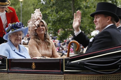 Los reyes de Holanda llegan al recinto en el coche de caballos de Isabel II, su anfitriona.