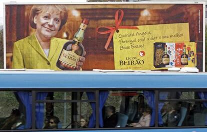 Una marca de licor portuguesa utiliza a Merkel como reclamo.