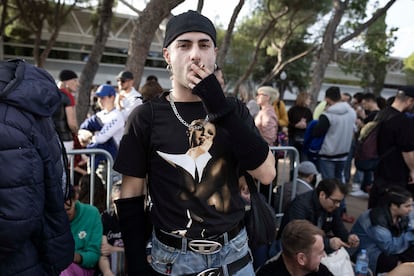 Fans en la cola del concierto de Madonna de Madonna en el Palau Sant Jordi de Barcelona, el 1 de noviembre de 2023.