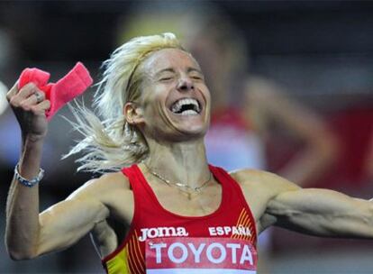 Marta Domínguez celebra el oro logrado ayer en 3.000 obstáculos, la primera medalla para España en los Mundiales de Berlín.