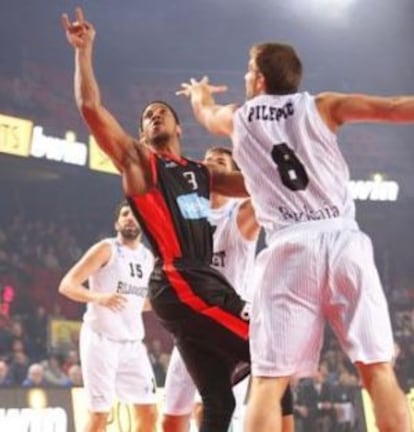 Fran Pilepic disputa una jugada en el partido contra del Belgacom Spirou.