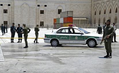 Oficiales de policía en los exteriores de la capilla del Ayatollah Khomeni, despues del ataque.