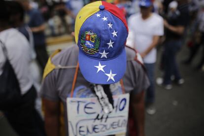 Un manifestante en una protesta contra el Gobierno de Maduro