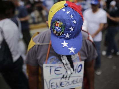 Un manifestante en una protesta contra el Gobierno de Maduro, el pasado 10 de marzo en Caracas.