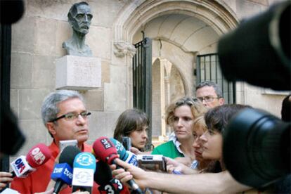 El conseller de Relaciones Institucionales de la Generalitat, Joan Saura, en declaraciones a los medios.