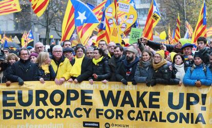 Ousted Catalan premier Carles Puigdemont (c) at Thursday&rsquo;s demonstration in Brussels.