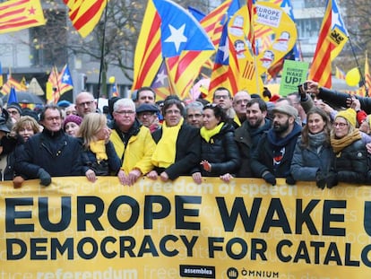 Ousted Catalan premier Carles Puigdemont (c) at Thursday&rsquo;s demonstration in Brussels.