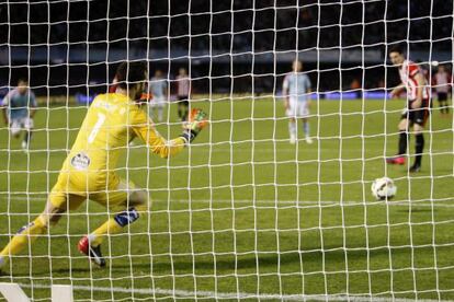 Aduriz marca de penalti el primer gol ante el Celta.