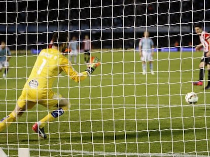 Aduriz marca de penalti el primer gol ante el Celta.