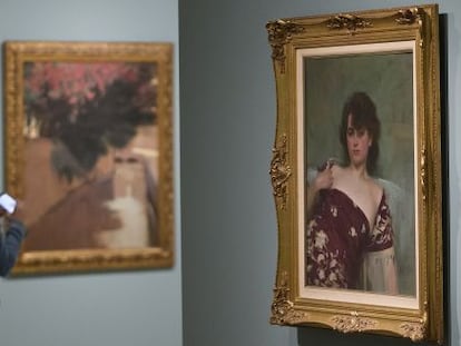 Una mujer, en la exposici&oacute;n del Museo Carmen Thyssen de M&aacute;laga.