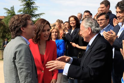 La presidenta de la Comunidad de Madrid, Isabel Díaz Ayuso (c); el alcalde de Madrid, José Luis Martínez-Almeida (i) y el exregidor madrileño, José María Álvarez del Manzano (d).