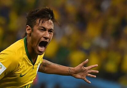 Neymar comemora o gol de empate do Brasil.