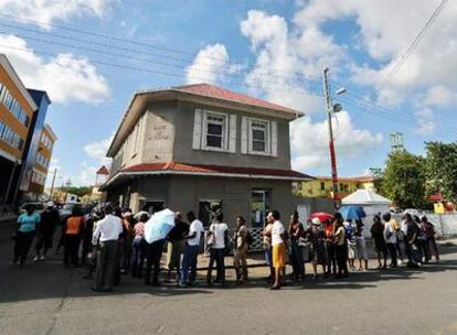 Cientos de personas intentan recuperar sus ahorros en un banco propiedad del millonario Stanford en la isla de Antigua