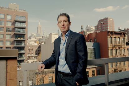 Eric Klinenberg, retratado en la terraza de su apartamento en Nueva York.