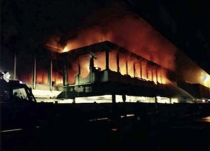 Un incendio devastó en la madrugada de este jueves un edificio del aeropuerto internacional de Fiumicino en Roma sin causar heridos. Los bomberos italianos localizaron el inicio del fuego en unas dependencias de la terminal 3. Las primeras investigaciones descartan la intencionalidad del siniestro y apuntan a un cortocircuito. En la imagen, las llamas devoran el edificio de la terminal 3.