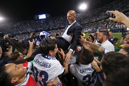 Los jugadores del Real Madrid mantean al técnico madridista, Zinedine Zidane.