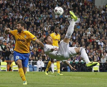 Sergio Ramos remata de chilena en el área rival.