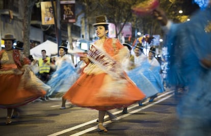 Dones bolivianes a la rua del barri de Sants.