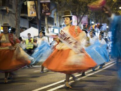 Dones bolivianes a la rua del barri de Sants.