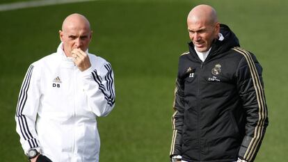 David Bettoni y Zinedine Zidane, en un entrenamiento del Real Madrid en Valdebebas.