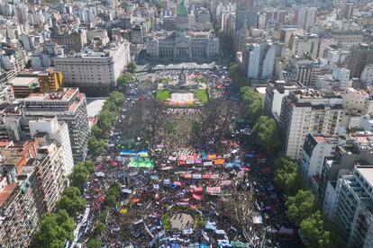 Vista panorámica de la manifestación en la plaza frente al Congreso argentino en Buenos Aires, el 2 de octubre de 2024 | Juan Ignacio Roncoroni
