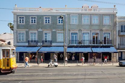 La mayoría de los viajeros que pasan por Lisboa descubren que el café más frecuentado de la ciudad no está en el centro, sino alejado en uno de sus barrios. El horno de Pastéis de Belém, casa fundada en 1837, es famoso por sus clásicos e irresistibles pastelitos, fieles a la secreta receta secreta originaria del cercano Monasterio de los Jerónimos.