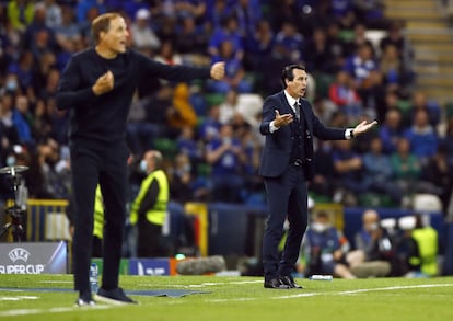 El entrenador del Chelsea Thomas Tuchel y el entrenador del Villarreal Unai Emery dan instrucciones a sus jugadores durante el partido.