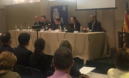 Seminario sobre violencia de género y sexual, organizado por la Jefatura Superior de Policía de Valencia. Desde la izquierda, López Ebri, Cuasante, Moragues, De la Oliva y Àngel.