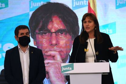 La candidata del partido Junts per Catalunya, Laura Borràs, en un momento de la rueda de prensa junto al exconsejero Jordi Sànchez (a la izquierda) y el expresidente Carles Puigdemont.