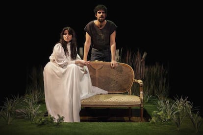 Fernanda Orazi y Francesco Carril, en 'Doña Rosita, anotada'.