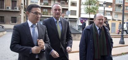 El consejero Seraf&iacute;n Castellano, el presidente, Alberto Fabra, y el vicepresidente de las Cortes, Alejandro Font de Mora, este lunes en Valencia.  
