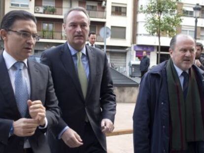 El consejero Serafín Castellano, el presidente, Alberto Fabra, y el vicepresidente de las Cortes, Alejandro Font de Mora, este lunes en Valencia.