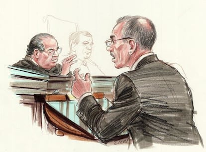El abogado del Estado Donald Verrilli responde al juez Antonin Scalia durante la sesi&oacute;n en el Tribunal Supremo.