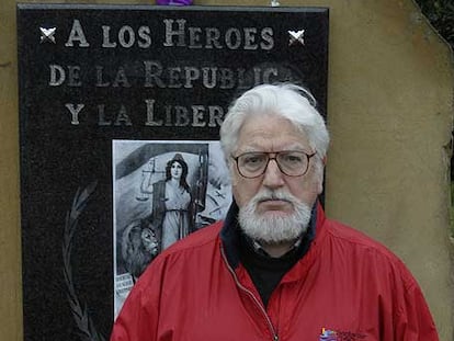 El investigador Antonio Ontañón, en el monumento a los republicanos fusilados en Ciriego.