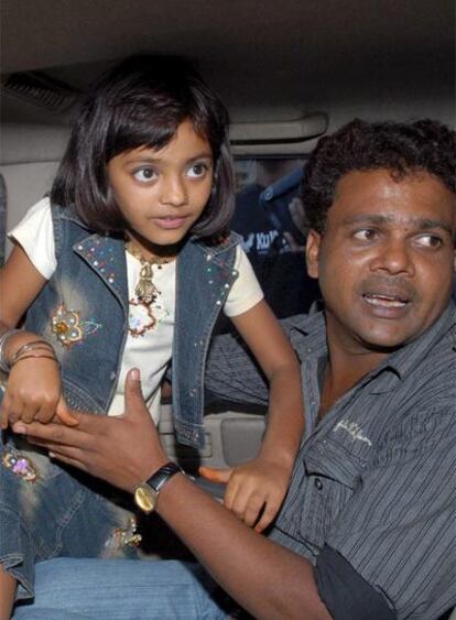 Rubina, con su padre Rafiq Qureshi.