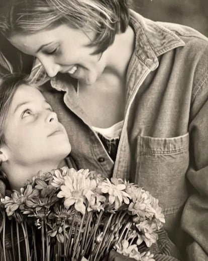 Lisa Marie Presley junto a su hija Riley, en una de las fotografas que ilustran el libro 'Desde aqu a lo desconocido'.