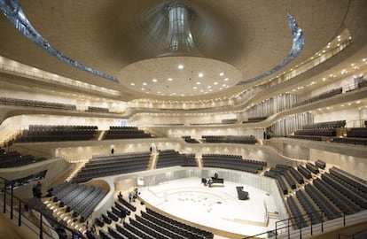 Vista general del interior del nuevo aditorio de conciertos Elbphilharmonie durante su presentación, en Hamburgo.