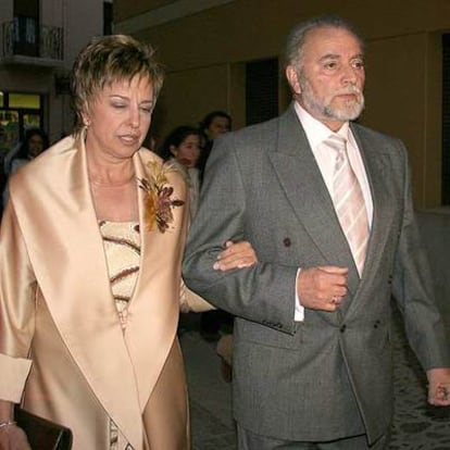 Julio Anguita del brazo de María Agustina Martín Caño a su salida del Ayuntamiento de la localidad salmantina de Ciudad Rodrigo.