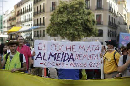 "El coche mata, Almeida remata" es una de las pancartas que porta uno de los manifestantes.