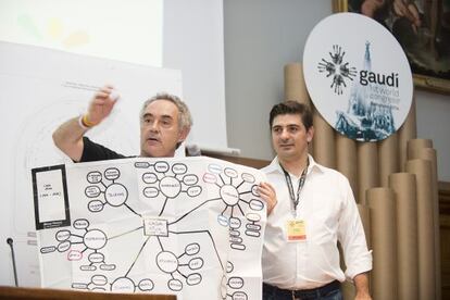 Ferran Adrià i Eugenio de Diego, durant la seva conferència celebrada la primera jornada del congrés.