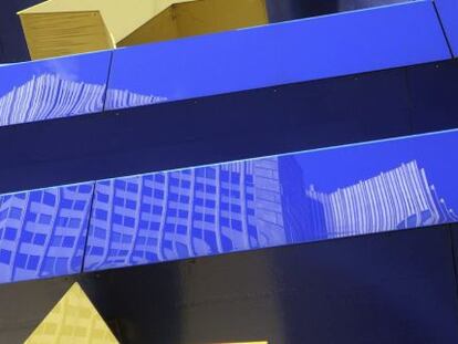 Edificio del Banco Central Europeo (BCE) reflejado sobre el s&iacute;mbolo del Euro, en Fr&aacute;ncfort (Alemania).