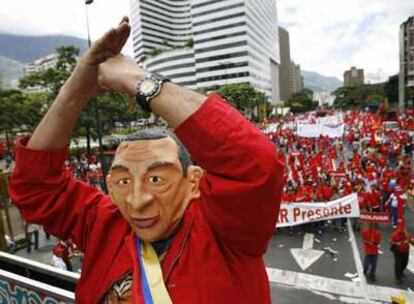 Un manifestante con una careta de Hugo Chávez, en la marcha de ayer en Caracas.