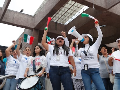 Trabajadoras del Poder Judicial protestan en contra de la reforma impulsada por el oficialismo, el 21 de agosto en Ciudad de México.
