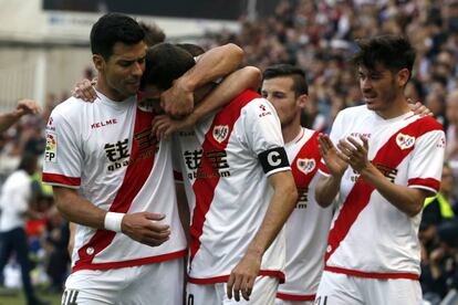 El centrocampista del Rayo Roberto Trashorras celebra el segundo gol del equipo, marcado por su compañero Jozabed Sánchez ante el Levante.