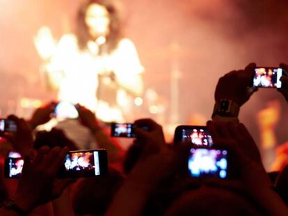 El incordio de los vídeos y las fotos de los móviles en los conciertos