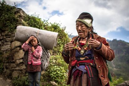 Manisha, de 11 años, y su abuela, posan en la aldea de Grang, en Rasuwa, en el valle de Langtang.