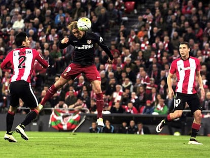 Torres cabecea para marcar el gol del triunfo.